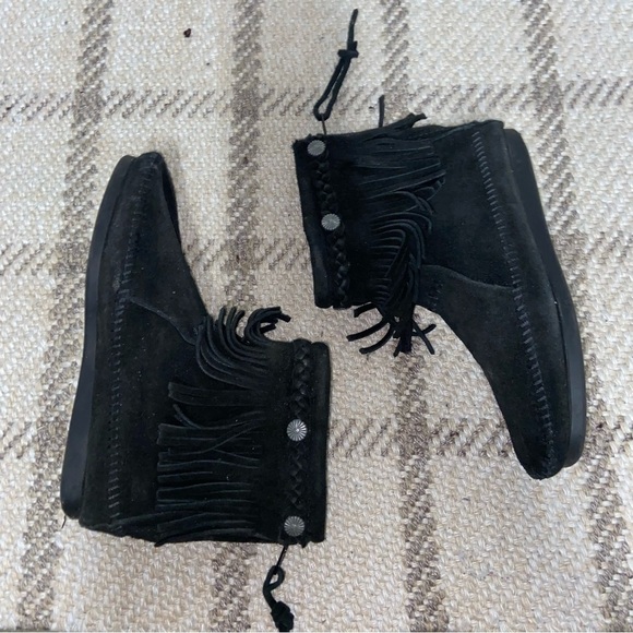 Minnetonka Black 100% Leather Suede Moccasin Fringed Flat Ankle Booties 5.5 - Picture 3 of 6
